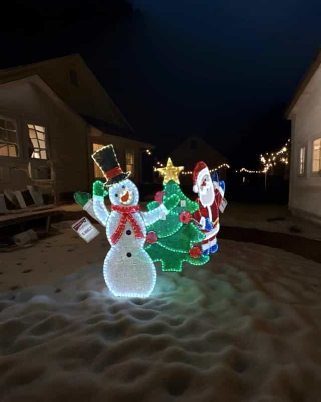 Işıklı Yılbaşı Üçlü Set – Noel Baba, Kardan Adam ve Yılbaşı Ağacı Figürü (381 LED, 6 Modlu)