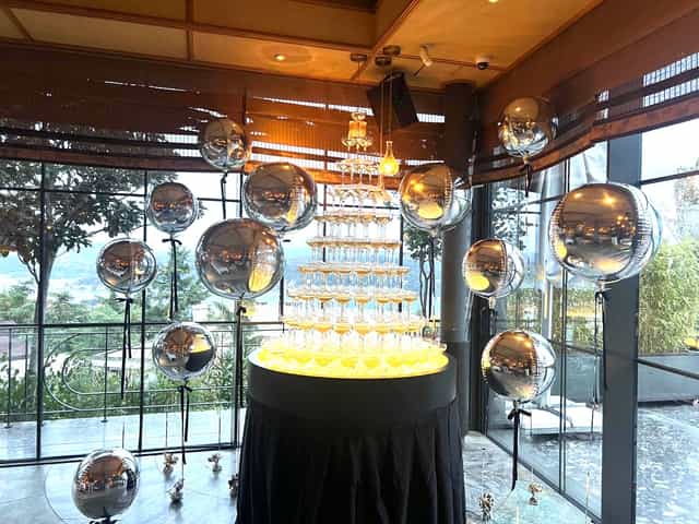 Küp Şeklinde Gümüş Renk Uçan Folyo Balon – İstanbul İçi Teslimat