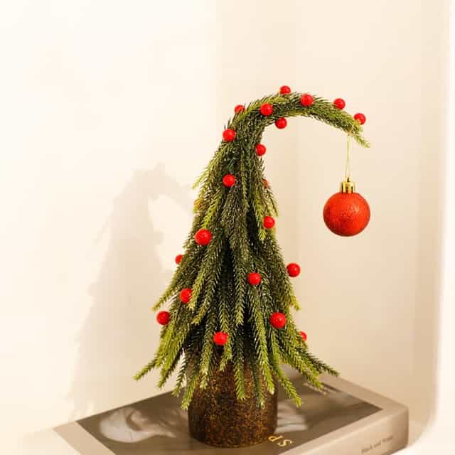 Kırmızı Süslü Eğik Dekor Çam Ağacı